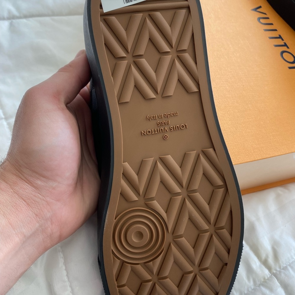 Black size 8 1/2 Louie Vuitton sneaker - Picture 3 of 3